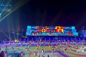 1000多名演员、艺人和近500名工作人员、技术人员及后台人员日以继夜地排练，为今晚（5月31日）的艺术表演做好准备。（图：大团结报）