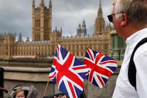 图为2021年8月9日，人们在英国伦敦的议会大厦附近驻足。（图：新华社） 