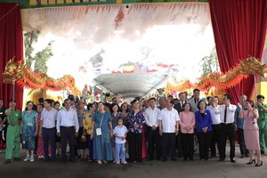 诸位领导和嘉宾为仙泉“南方水果盛会”拉开帷幕。