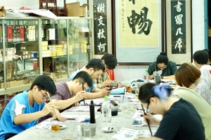 林汉城书法班上课一瞥。