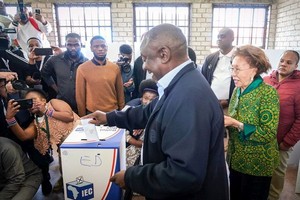 南非总统拉马福萨前在投票点投票。（图：互联网）