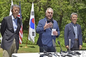 5月31日，日本外务事务次官冈野正敬（左）、美国常务副国务卿坎贝尔（中央）和韩国外交部第一次官金烘均在华盛顿近郊接受媒体采访。（图：共同社）