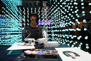 2024年5月30日，在瑞士日内瓦举行的2024年“人工智能造福人类全球峰会” 上，绘画艺术家机器人Ai-Da在画画。（图：新华社）