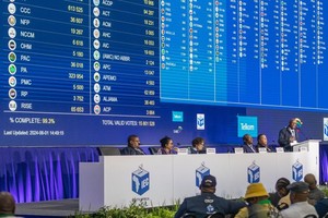 6月1日，在南非米德兰的大选计票中心，南非独立选举委员会召开新闻发布会。（图：新华社）