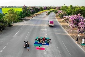 在马路上练瑜珈。