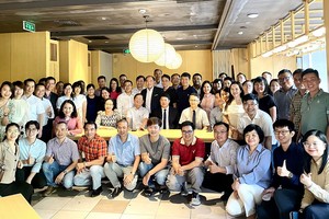 越南留台校友与韩国耀和来宾合照。