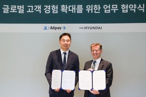 现代百货商店社长郑智英（音，左）和蚂蚁国际总裁道格拉斯·费根签署谅解备忘录后合影。 （图：互联网）