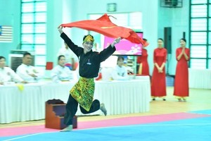 阮成龙庆祝比赛赢得金片。（图：BTC）