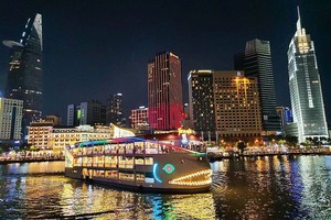 本市“夜间乘船游览西贡河”的旅游产品。（图：黎全）