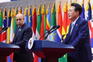 韩总统尹锡悦(右)和毛里塔尼亚总统加兹瓦尼出席联合记者会。（图：韩联社）