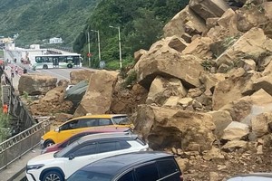 基隆山体滑坡波及多辆汽车。（图：互联网）