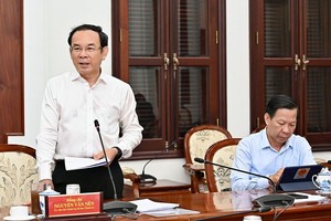 市委书记阮文年(左)在会上发言。（图：越勇）