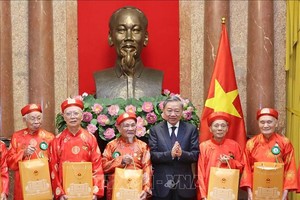 国家主席苏霖向全国各高龄人协会模范高龄人代表赠送礼物。（图：越通社）