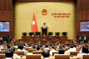 文体与旅游部长阮文雄回答国会代表的质问。（图：越通社）