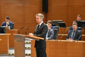 6月4日，斯洛文尼亚总理戈洛布（前）在卢布尔雅那出席国民议会会议。（图：新华社/斯通社）