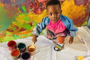 安克拉半岁便创作了首幅抽象画。（图：互联网）