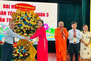 市民族处主任黄文鸿玉祝贺第三郡各少数民族代表大会圆满成功。