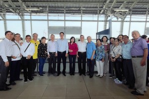 市越南祖国阵线委员会常务副主席阮成忠与试乘本市首条地铁的华人代表合照留念。