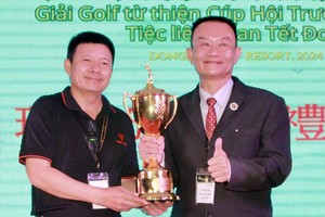 现任同奈省台商会长田坤长（左）向总杆冠军陶文越颁奖。