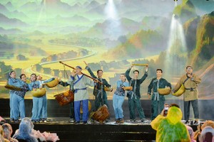 瑞琪、四眼章与舞蹈团表演欢庆端午节的《烧肉粽》节目。