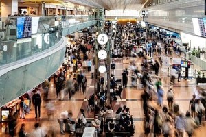 日本各地机场面临燃料短缺问题，无法应付航班增加的需求。图为日本东京羽田国际机场。（图：AFP）