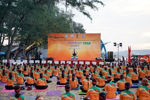 逾600人参加大规模瑜珈表演