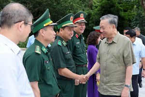 国家主席苏霖与陈兴道森林特级国家遗迹区干部交谈。（图：越通社）