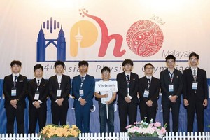 我国参加2024年亚洲物理奥林匹克竞赛的 8 名学生团队。（图：教育报）