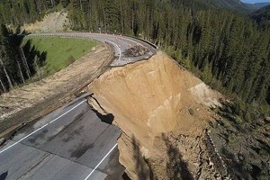 美一条连接两州重要公路发生塌方