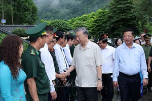 国家主席苏霖与北坡国家特别遗迹区代表合影。（图：越通社）