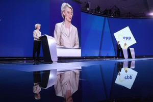 在比利时布鲁塞尔，欧洲人民党党团“领衔候选人”冯德莱恩在欧洲议会发表演讲。（图：新华社）