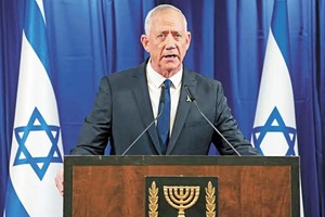 以色列前防长甘茨9日在电视播出的演说中宣布退出战时内阁，并要求提前大选。（图：路透社）