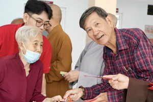 陈健安先生向贫困高龄长者发送礼物代金。