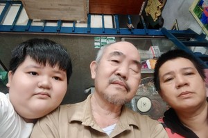 杨国东（中）与妻儿。