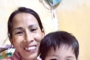 阮氏金协与养女美莲。