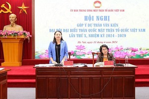 党中央委员，越南祖国阵线中央委员会副主席、秘书长阮氏秋霞（左）在会议上发言。（图：潘草）