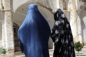 两名阿富汗妇女在赫拉特省西部的一座古老清真寺附近散步。（图：联合国）