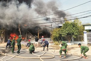 市边防部队与各单位配合处理芹耶县芹盛市镇一个废料收集站的火警事故。