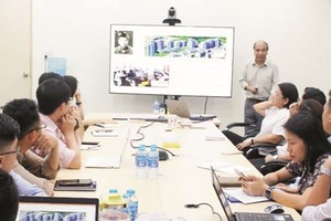 市数字化转型中心聘请专家为职员培训关于人工智能。