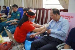 市委常务副书记阮胡海参加志愿捐血。（图：BTC）