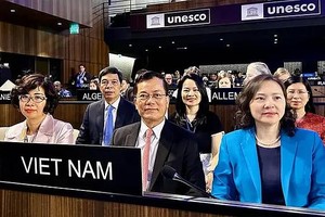 越南外交部副部长、联合国教科文组织国家委员会主任何金玉（前中）在《保护非物文化遗产公约》第十届大会。（图：越通社）