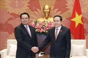 国会主席陈清敏（右）会见印度尼西亚参议院副主席马胡丁。（图：越通社）