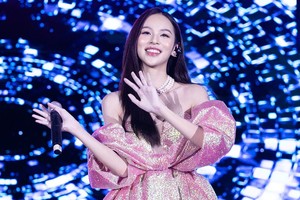 模特费芳英努力唱歌以获公认为歌手。