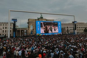 14日，球迷们聚集在勃兰登堡门前观看比赛。（图片：柏林市长“X”账号）