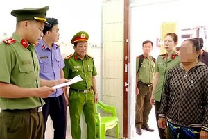 执法警员向嫌犯名氏茂宣读拘捕令。（图：警方提供）