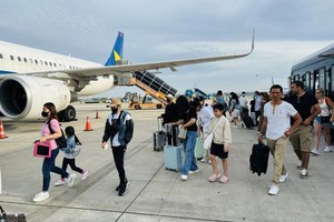 乘客徒步登机。（示意图：功忠）