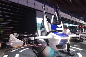 图为 5月21日在东京都江东区展示可试乘的SkyDrive公司的“空中飞行汽车”模型机。（图：共同社）