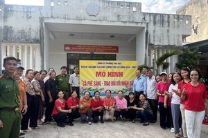 平阳省土龙木市富和坊举行的“早晨咖啡-与人民交流”活动。