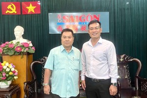 编委文忠孝（右）感谢丁文森的到访。