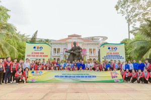 志愿小组启程前在胡志明主席塑像前合影。（图：共青团本市市委）